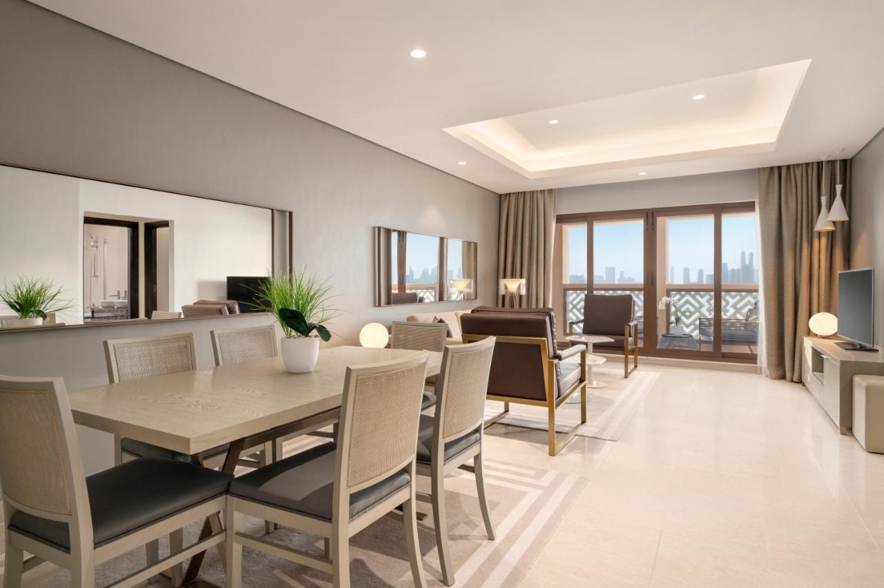Wyndham Residences The Palm Dubai Dış mekan fotoğraf A typical suite at the Ritz-Carlton, DIFC