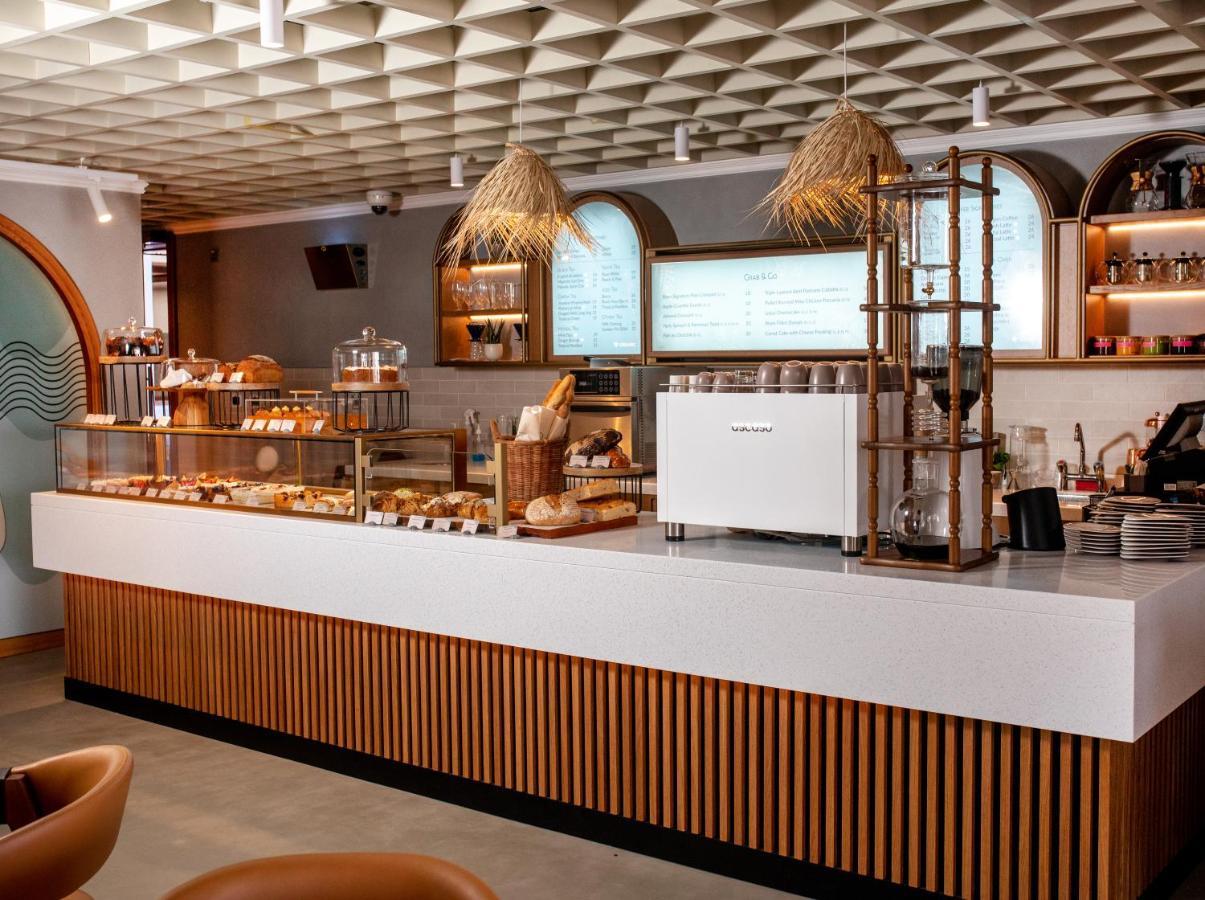 Wyndham Residences The Palm Dubai Dış mekan fotoğraf The interior of a typical Starbucks Reserve store